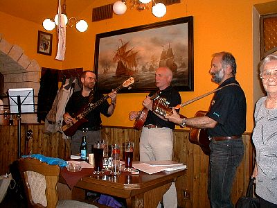 tn_U2certu020425_11_JPG.jpg